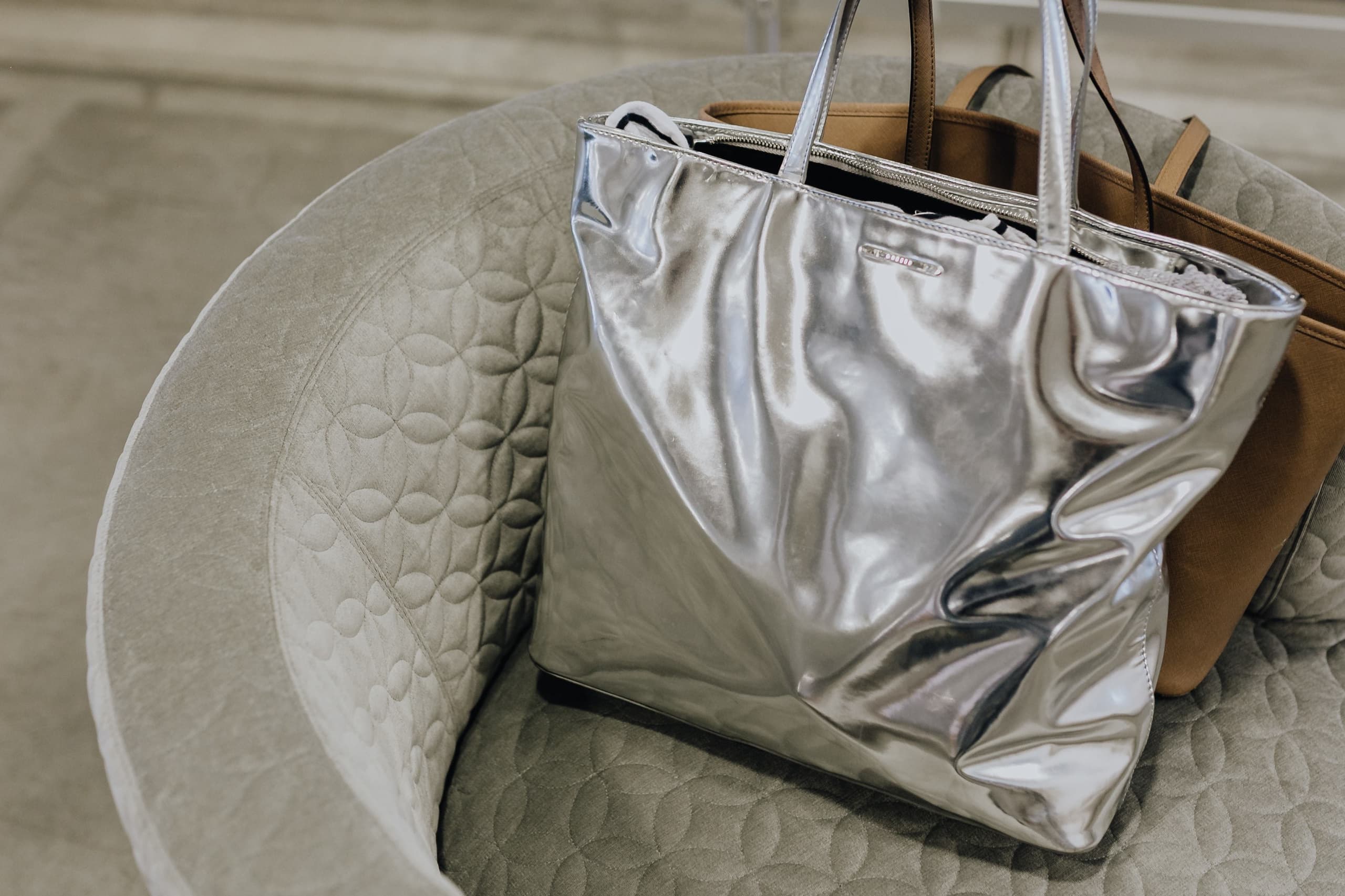 kaboompics_womens-handbags-on-the-chance-tub-chair-saba-italia-7327.jpg